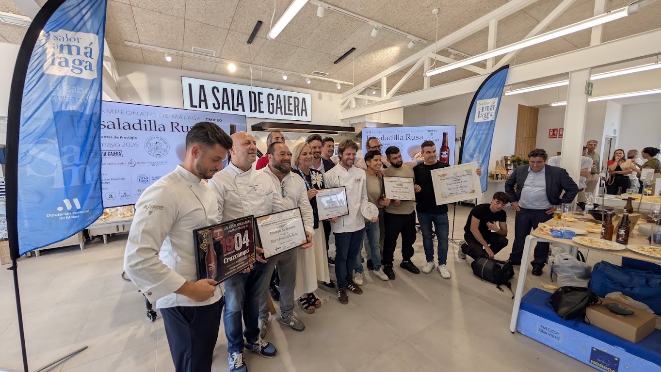 Participantes y premiados del campeonato posan en La Sala de Galera