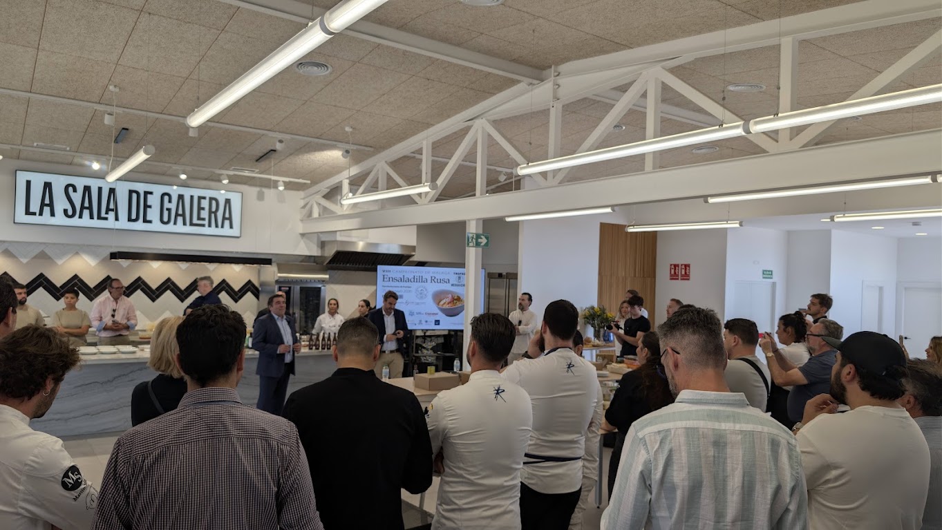 Asistentes y participantes durante la presentación del campeonato en La Sala de Galera