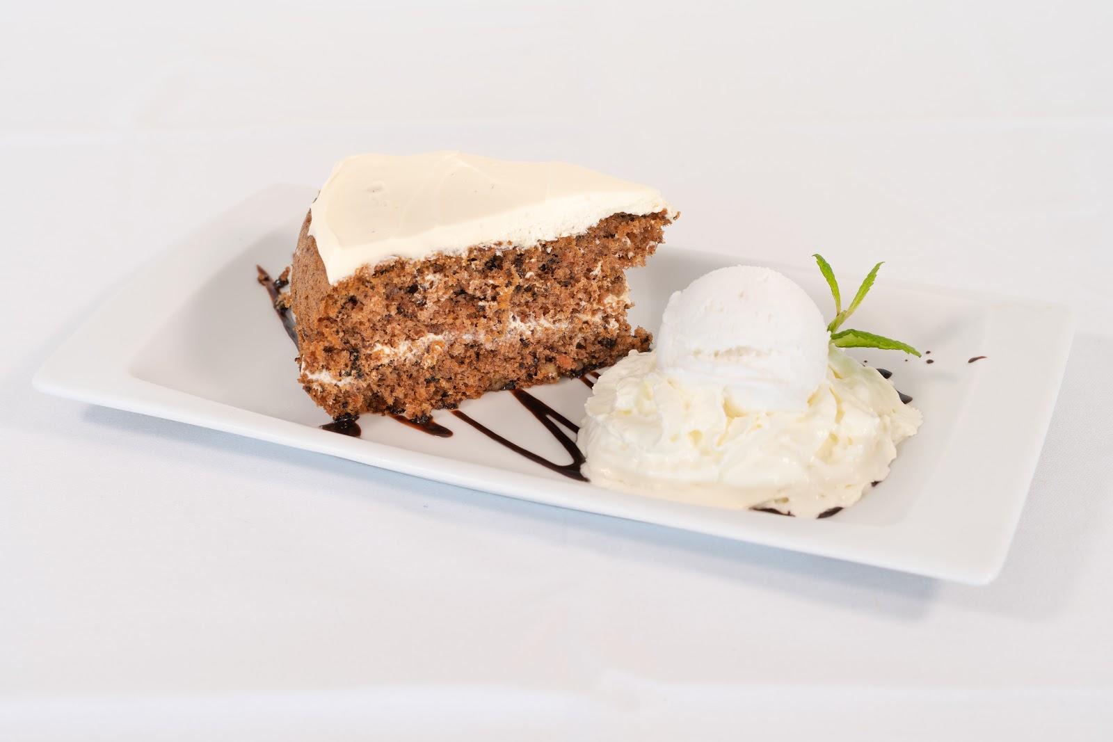 Porción de tarta de zanahoria morá con cobertura de queso